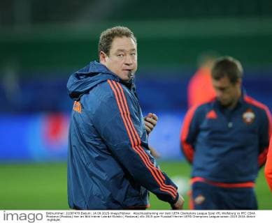 Abschlusstraining vor dem UEFA Champions League Spiel VfL Wolfsburg vs PFC CSKA Moskava (Moskau) hier im Bild trainer Leonid Slutski ( Moskava)