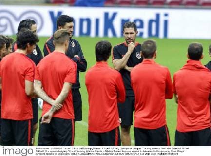 Aktuell Fußball, Champions League, Training Atletico Madrid in Istanbul Aktuell Fußball, Champions League, PK und Training Atletico Madrid . Atletico Madrid training session in Istanbul. In this picture, Cholo Diego Simeone speaks to his players. xBEATRIZxGUZMANx 