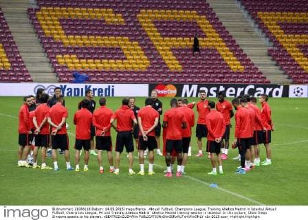 Aktuell Fußball, Champions League, Training Atletico Madrid in Istanbul Aktuell Fußball, Champions League, PK und Training Atletico Madrid Atletico Madrid training session in Istanbul. In this picture, Cholo Diego Simeone speaks to his players. xBEATRIZxGUZMANx 
