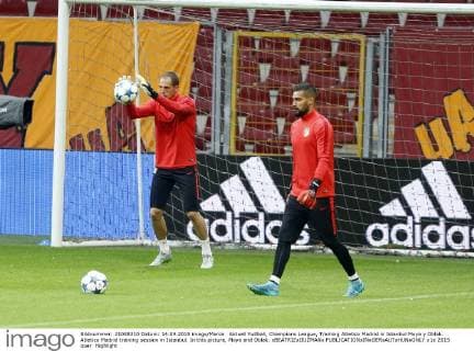 Aktuell Fußball, Champions League, Training Atletico Madrid in Istanbul Moya y Oblak. Atletico Madrid training session in Istanbul. In this picture, Moya and Oblak. xBEATRIZxGUZMANx 