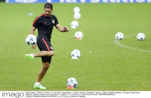 Aktuell Fußball, Champions League, Training Atletico Madrid in Istanbul Cholo Diego Simeone. Atletico Madrid training session in Istanbul. In this picture, Cholo Diego Simeone. xBEATRIZxGUZMANx 