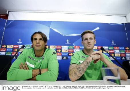 Yan Sommer y Andre Hahn. Borussia Monchengladbach training session at Sanchez Pizjuan. In this picture, Yan Sommer and Andre Hahn. xRAMONxNAVARROx 