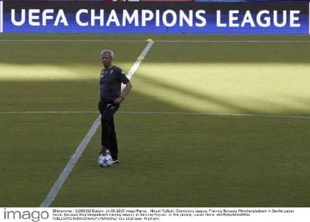 Aktuell Fußball, Champions League, Training Borussia Mönchengladbach in Sevilla Lucien Favre. Borussia Monchengladbach training session at Sanchez Pizjuan. In this picture, Lucien Favre. xRAMONxNAVARROx 