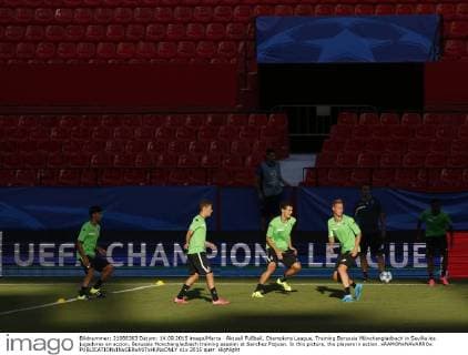 Aktuell Fußball, Champions League, Training Borussia Mönchengladbach in Sevilla los jugadores en accion. Borussia Monchengladbach training session at Sanchez Pizjuan. In this picture, the players in action. xRAMONxNAVARROx 
