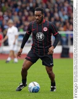 Aktuell Fußball, Eintracht Frankfurt Legendenspiel, 90er Traditionsmannschaft - 90er Bundesliga Stars 13.09.2015, xovx, Fussball, Dietmar Roth Legendenspiel, Eintracht Frankfurt 90er Auswahl - Bundesliga Auswahl 90er, emspor, Jayjay Okocha (Eintracht Frankfurt), Freisteller.