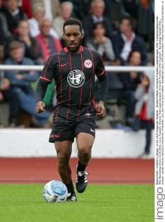 Aktuell Fußball, Eintracht Frankfurt Legendenspiel, 90er Traditionsmannschaft - 90er Bundesliga Stars 13.09.2015, xovx, Fussball, Dietmar Roth Legendenspiel, Eintracht Frankfurt 90er Auswahl - Bundesliga Auswahl 90er, emspor, Jayjay Okocha (Eintracht Frankfurt), Freisteller.