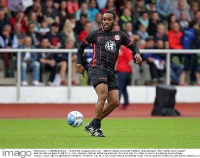 Aktuell Fußball, Eintracht Frankfurt Legendenspiel, 90er Traditionsmannschaft - 90er Bundesliga Stars 13.09.2015, xovx, Fussball, Dietmar Roth Legendenspiel, Eintracht Frankfurt 90er Auswahl - Bundesliga Auswahl 90er, emspor, Jayjay Okocha (Eintracht Frankfurt), Freisteller.