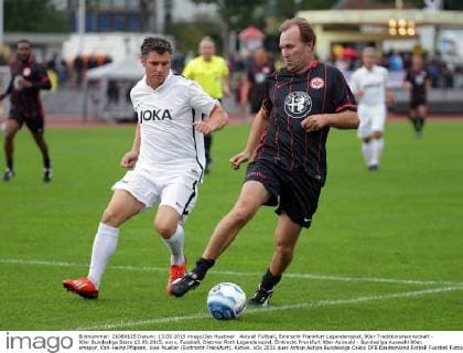 Aktuell Fußball, Eintracht Frankfurt Legendenspiel, 90er Traditionsmannschaft - 90er Bundesliga Stars 13.09.2015, xovx, Fussball, Dietmar Roth Legendenspiel, Eintracht Frankfurt 90er Auswahl - Bundesliga Auswahl 90er, emspor, Karl-Heinz Pflipsen, Uwe Mueller (Eintracht Frankfurt), Aktion.