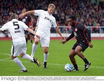 Aktuell Fußball, Eintracht Frankfurt Legendenspiel, 90er Traditionsmannschaft - 90er Bundesliga Stars 13.09.2015, xovx, Fussball, Dietmar Roth Legendenspiel, Eintracht Frankfurt 90er Auswahl - Bundesliga Auswahl 90er, emspor, v.l. Matthias Herget, Guido Buchwald, Jayjay Okocha (Eintracht Frankfurt), Aktion.