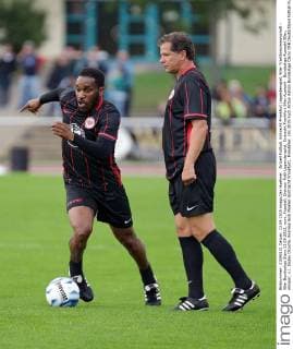 Aktuell Fußball, Eintracht Frankfurt Legendenspiel, 90er Traditionsmannschaft - 90er Bundesliga Stars 13.09.2015, xovx, Fussball, Dietmar Roth Legendenspiel, Eintracht Frankfurt 90er Auswahl - Bundesliga Auswahl 90er, emspor, v.l. Jayjay Okocha, Andreas Andi Moeller (Eintracht Frankfurt), Freisteller.
