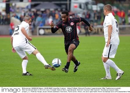 Aktuell Fußball, Eintracht Frankfurt Legendenspiel, 90er Traditionsmannschaft - 90er Bundesliga Stars 13.09.2015, xovx, Fussball, Dietmar Roth Legendenspiel, Eintracht Frankfurt 90er Auswahl - Bundesliga Auswahl 90er, emspor, v.l. Matthias Herget, Jayjay Okocha (Eintracht Frankfurt), Martin Groth, Aktion.