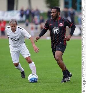 Aktuell Fußball, Eintracht Frankfurt Legendenspiel, 90er Traditionsmannschaft - 90er Bundesliga Stars 13.09.2015, xovx, Fussball, Dietmar Roth Legendenspiel, Eintracht Frankfurt 90er Auswahl - Bundesliga Auswahl 90er, emspor, v.l. Pierre Littbarski, Jayjay Okocha (Eintracht Frankfurt), Aktion