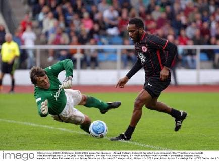 Aktuell Fußball, Eintracht Frankfurt Legendenspiel, 90er Traditionsmannschaft - 90er Bundesliga Stars 13.09.2015, xovx, Fussball, Dietmar Roth Legendenspiel, Eintracht Frankfurt 90er Auswahl - Bundesliga Auswahl 90er, emspor, v.l. Klaus Reitmaier wir von Jayjay Okocha zum Tor zum 2:0 ausgetrickst, Aktion.