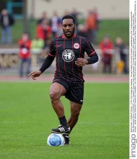 Aktuell Fußball, Eintracht Frankfurt Legendenspiel, 90er Traditionsmannschaft - 90er Bundesliga Stars 13.09.2015, xovx, Fussball, Dietmar Roth Legendenspiel, Eintracht Frankfurt 90er Auswahl - Bundesliga Auswahl 90er, emspor, Jayjay Okocha (Eintracht Frankfurt), Freisteller.