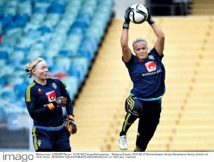 Göteborg Sweden 2015-09-15 Damlandslaget träning Malvakterna Hedvig Lindahl och Hilda Carlen KP0300003 