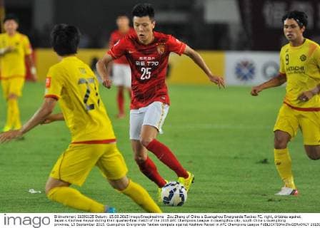Zou Zheng of China s Guangzhou Evergrande Taobao FC, right, dribbles against Japan s Kashiwa Reysol during their quarter-final match of the 2015 AFC Champions League in Guangzhou city, south China s Guangdong province, 15 September 2015. Guangzhou Evergrande Taobao compete against Kashiwa Reysol in AFC Champions League  20150915_31838