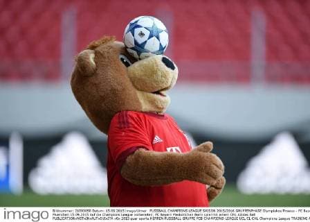 FUSSBALL CHAMPIONS LEAGUE SAISON 2015 2016 GRUPPENPHASE Olympiakos Piraeus - FC Bayern Muenchen 15.09.2015 Auf die Champions League vorbereiten; FC Bayern Maskottchen Berni spiel mit einem CHL Adidas Ball 