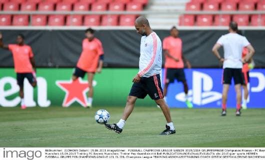 FUSSBALL CHAMPIONS LEAGUE SAISON 2015 2016 GRUPPENPHASE Olympiakos Piraeus - FC Bayern Muenchen 15.09.2015 Training FC Bayern Muenchen: Trainer Pep Guardiola mit Ball 