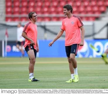 FUSSBALL CHAMPIONS LEAGUE SAISON 2015 2016 GRUPPENPHASE Olympiakos Piraeus - FC Bayern Muenchen 15.09.2015 Training FC Bayern Muenchen: Thomas Mueller (re) und Philipp Lahm 