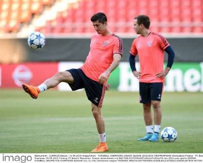 FUSSBALL CHAMPIONS LEAGUE SAISON 2015 2016 GRUPPENPHASE Olympiakos Piraeus - FC Bayern Muenchen 15.09.2015 Training FC Bayern Muenchen: Robert Lewandowski mit Ball 