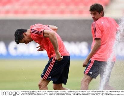 FUSSBALL CHAMPIONS LEAGUE SAISON 2015 2016 GRUPPENPHASE Olympiakos Piraeus - FC Bayern Muenchen 15.09.2015 Training FC Bayern Muenchen: Robert Lewandowski (li) und Thomas Mueller werden vom Rasensprengern geduscht 