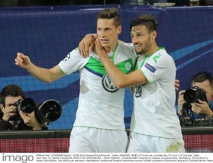Julian DRAXLER, WOB 10 Torschuss, schiesst das Tor zum 1-0 Torjubel, Jubel nach dem Tor Daniel CALIGIURI, WOB 7 VFL WOLFSBURG - ZSKA MOSKAU , Fussball UEFA Champions League, Gruppenphase, Wolfsburg, 15.09.2015 CL Saison 2015 2016,