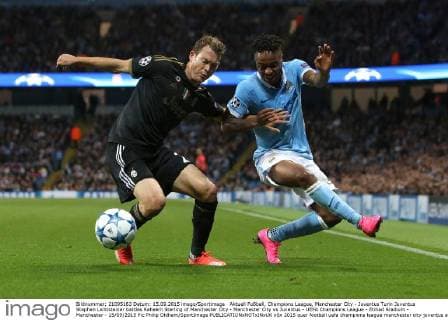 Aktuell Fußball, Champions League, Manchester City - Juventus Turin Juventus Stephan Lichtsteiner battles Raheem Sterling of Manchester City - Manchester City vs Juventus - UEFA Champions League - Etihad Stadium - Manchester - 15 09 2015 Pic Philip Oldham SportImage EDITORIAL USE ONLY. No use with unauthorised audio, video, data, fixture lists, club league logos or live services. Online in-match use limited to 120 images, no video emulation. No use in betting, games or single club league player publications.