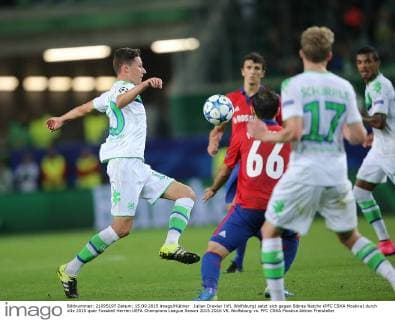 Julian Draxler (VfL Wolfsburg) setzt sich gegen Bibras Natcho (PFC CSKA Moskva) durch