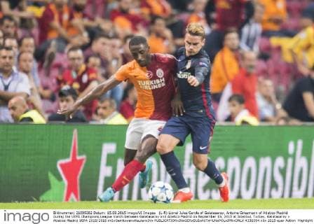 (L-R) Lionel Jules Carole of Galatasaray, Antoine Griezmann of Atletico Madrid during the UEFA Champions League match between Galatasaray and Atletico Madrid on September 15, 2015 at Istanbul, Turkey. Galatasaray v Atletico Madrid UEFA 2015 2016 xVIxGerritxvanxKeulenxIVx 4330394