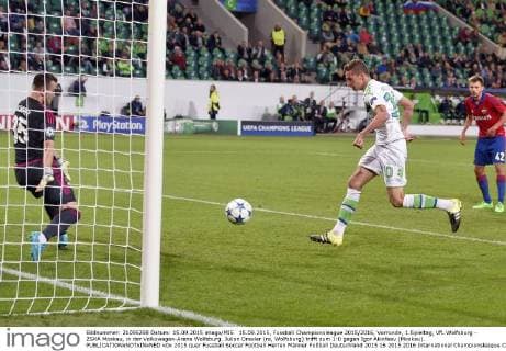 15.09.2015, Fussball Championsleague 2015 2016, Vorrunde, 1.Spieltag, VfL Wolfsburg - ZSKA Moskau, in der Volkswagen-Arena Wolfsburg. Julian Draxler (re, Wolfsburg) trifft zum 1:0 gegen Igor Akinfeev (Moskau). 