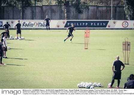 Aktuell Fußball, Champions League, Training AS Rom Sept. 15, 2015 - Rome, Italy - AS Roma s players warm up during a training session, on the eve of the team s Champions League football match against FC Barcelone, at the Trigoria training ground in the outskirts of Rome, on September 15, 2015 Training and press conference PK Pressekonferenz Asroma  - ZUMAn230