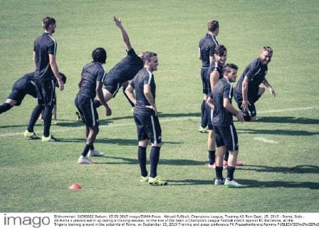 Aktuell Fußball, Champions League, Training AS Rom Sept. 15, 2015 - Rome, Italy - AS Roma s players warm up during a training session, on the eve of the team s Champions League football match against FC Barcelone, at the Trigoria training ground in the outskirts of Rome, on September 15, 2015 Training and press conference PK Pressekonferenz Asroma  - ZUMAn230