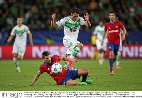 Dienstag 15.09.2015, Champions League, Vorrunde, 1. Spieltag, Saison 2015 2016, VfL Wolfsburg - ZSKA Moskau, v.l. Georgi Schennikov (ZSKA Moskau) gegen Christian Traesch (Wolfsburg) DeFodi035