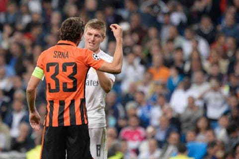 v.li.: Darijo Srna (Donezk, 33) diskutiert mit Toni Kroos (Real, 8),  xjgx