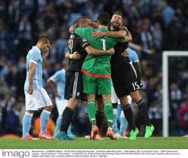 Juventus celebrate victory - Manchester City vs Juventus Turin - UEFA Champions League - Etihad Stadium - Manchester - 15 09 2015 Pic Philip Oldham SportImage EDITORIAL USE ONLY. No use with unauthorised audio, video, data, fixture lists, club league logos or live services. Online in-match use limited to 120 images, no video emulation. No use in betting, games or single club league player publications.