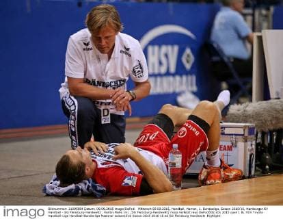 Mittwoch 09.09.2015, Handball, Herren, 1. Bundesliga, Saison 2015 16, Hamburger SV Handball - SG Flensburg-Handewitt : Kentin Mahe (mi., SG Flensburg-Handewitt) muss verletzt raus DeFodi502