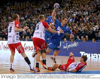Mittwoch 09.09.2015, Handball, Herren, 1. Bundesliga, Saison 2015 16, Hamburger SV Handball - SG Flensburg-Handewitt : v.l. Holger Glandorf (SG Flensburg-Handewitt) , Henrik Toft Hansen (SG Flensburg-Handewitt) gegen Casper Mortensen (Hamburger SV) , Lasse Svan Hansen (SG Flensburg-Handewitt) DeFodi502