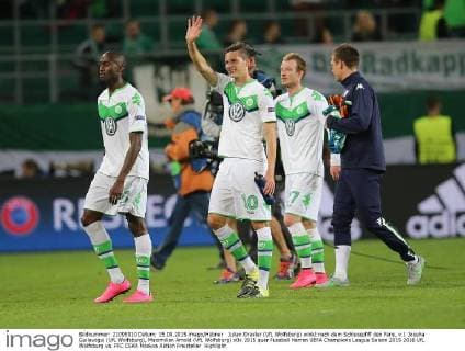 Julian Draxler (VfL Wolfsburg) winkt nach dem Schlusspfiff den Fans, v.l. Josuha Guilavogui (VfL Wolfsburg), Maximilian Arnold (VfL Wolfsburg)