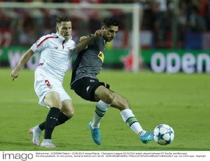 Champions League 2015 2016 match played between FC Sevilla and Borussia Mönchengladbach. In this picture, Gameiro battles with Stindl. xRAMONxNAVARROx 