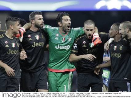 15.09.2015. Manchester, England. Champions League. Manchester City versus Juventus. Juventus keeper Gianluigi Buffon and his side celebrate at the final whistle. xAlanxMartinx  ActionPlus11660640
