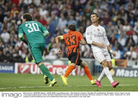 Real Madrid s Cristiano Ronaldo (R) and Shakhtar Donetsk s Andriy Pyatov during Champions League soccer match between Real Madrid and Shakhtar Donetsk at Santiago Bernabeu stadium in Madrid, Spain. Spetember 15, 2015.  (20150915079)