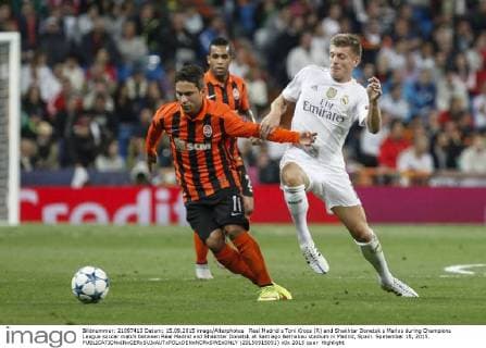 Real Madrid s Toni Kroos (R) and Shakhtar Donetsk s Marlos during Champions League soccer match between Real Madrid and Shakhtar Donetsk at Santiago Bernabeu stadium in Madrid, Spain. Spetember 15, 2015.  (20150915051)
