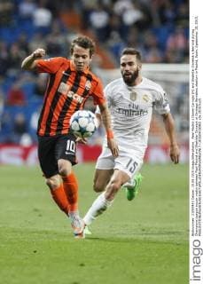 Real Madrid s Daniel Carvajal (R) and Shakhtar Donetsk s Bernard during Champions League soccer match between Real Madrid and Shakhtar Donetsk at Santiago Bernabeu stadium in Madrid, Spain. Spetember 15, 2015.  (20150915092)