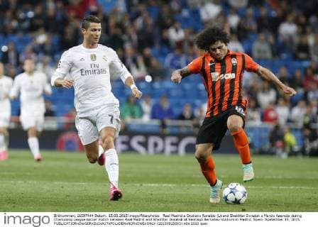 Real Madrid s Cristiano Ronaldo (L) and Shakhtar Donetsk s Marcio Azevedo during Champions League soccer match between Real Madrid and Shakhtar Donetsk at Santiago Bernabeu stadium in Madrid, Spain. Spetember 15, 2015.  (20150915093)