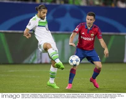 Ricardo RODRIGUEZ, WOB 34 Zweikampf , Aktion um den Ball gegen Zoran TOSIC, CSKA 7 VFL WOLFSBURG - ZSKA MOSKAU 1-0 , Fussball UEFA Champions League, Gruppenphase, Wolfsburg, 15.09.2015 CL Saison 2015 2016,