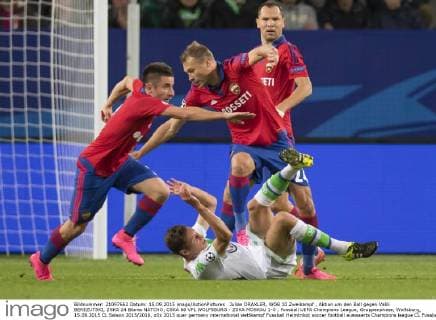 Julian DRAXLER, WOB 10 Zweikampf , Aktion um den Ball gegen Valili BEREZUTSKI, ZSKA 24 Bibras NATCHO, CSKA 66 VFL WOLFSBURG - ZSKA MOSKAU 1-0 , Fussball UEFA Champions League, Gruppenphase, Wolfsburg, 15.09.2015 CL Saison 2015 2016,