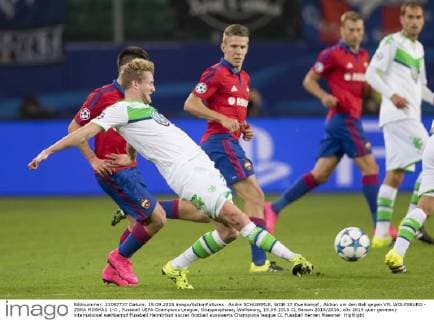 Andre SCHUERRLE, WOB 17 Zweikampf , Aktion um den Ball gegen VFL WOLFSBURG - ZSKA MOSKAU 1-0 , Fussball UEFA Champions League, Gruppenphase, Wolfsburg, 15.09.2015 CL Saison 2015 2016,