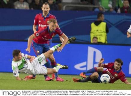 Julian DRAXLER, WOB 10 Zweikampf , Aktion um den Ball gegen Valili BEREZUTSKI, ZSKA 24 Bibras NATCHO, CSKA 66 VFL WOLFSBURG - ZSKA MOSKAU 1-0 , Fussball UEFA Champions League, Gruppenphase, Wolfsburg, 15.09.2015 CL Saison 2015 2016,