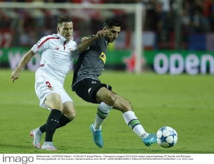 Champions League 2015 2016 match played between FC Sevilla and Borussia Mönchengladbach. In this picture, Gameiro battles with Stindl. xRAMONxNAVARROx 