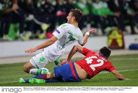 Georgi Schennikov (PFC CSKA Moskva) graetscht gegen Daniel Caligiuri (VfL Wolfsburg)